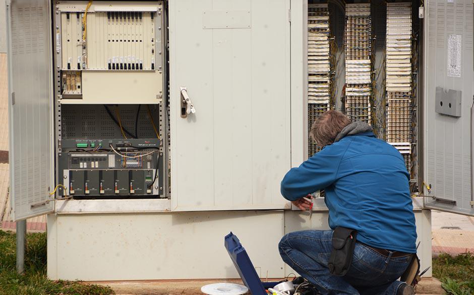un électricien Lisses