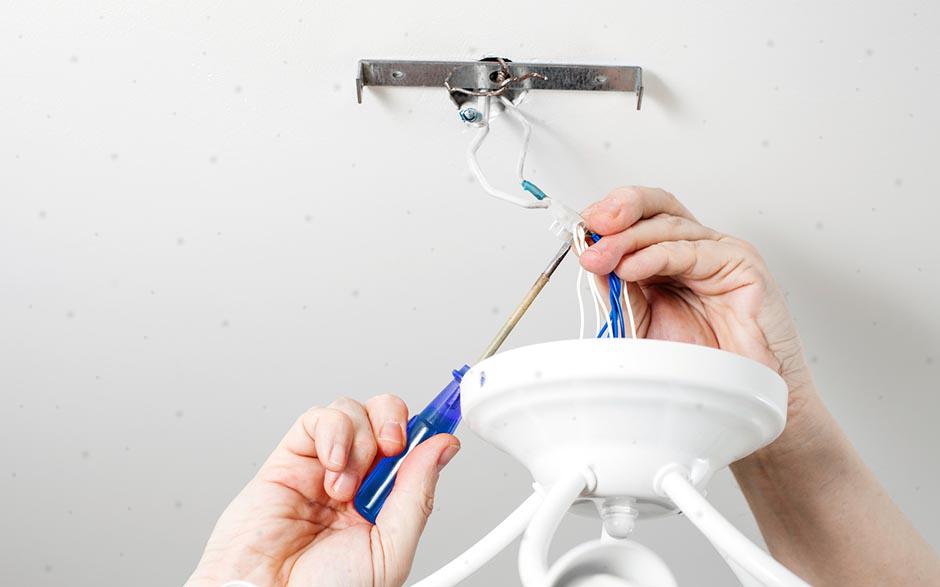 un électricien Lisses