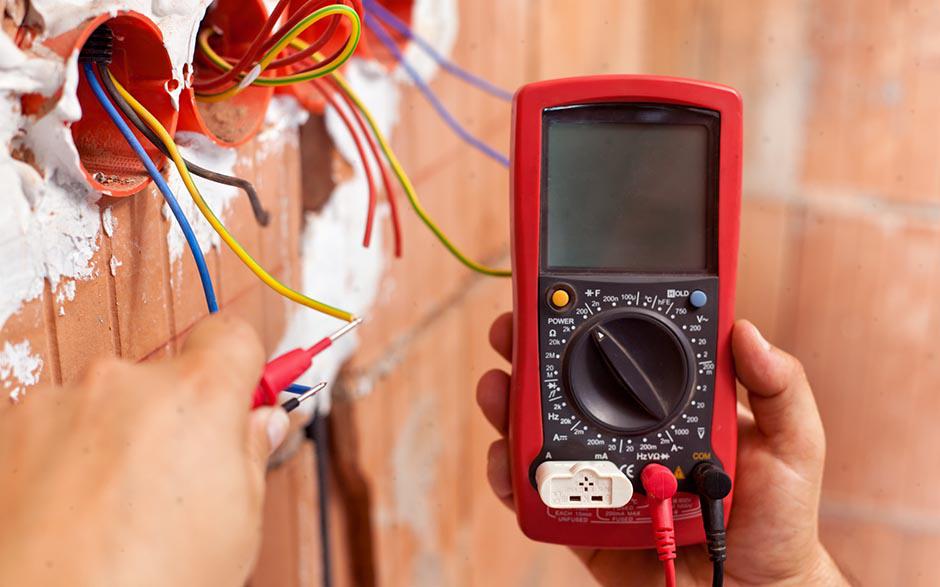 un électricien Lisses
