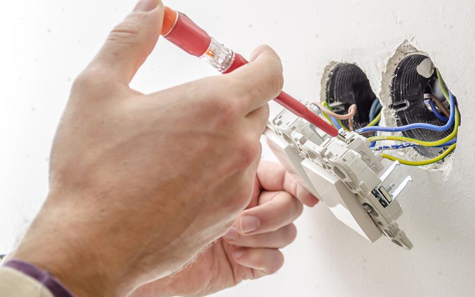 un électricien Lisses