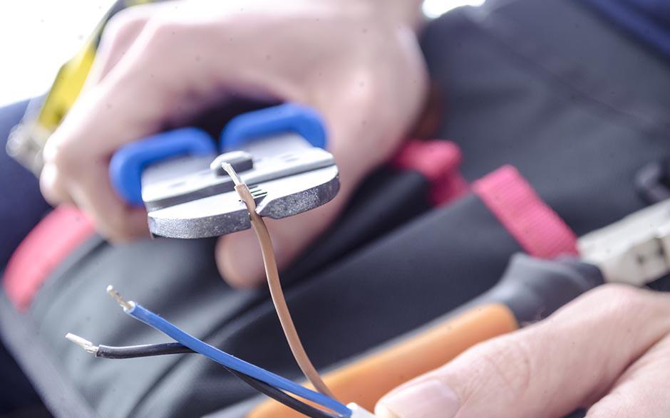 un électricien Lisses